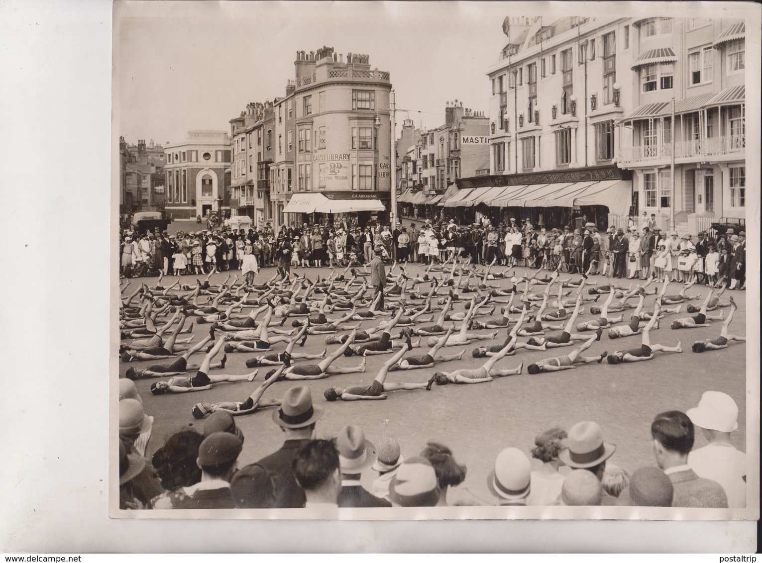 HASTINGS ENGLAND CARLISLE PARADE PHYSICAL JERKS SEASIDE PARADE DRILL   25*20 CM Fonds Victor FORBIN 1864-1947 - Lieux