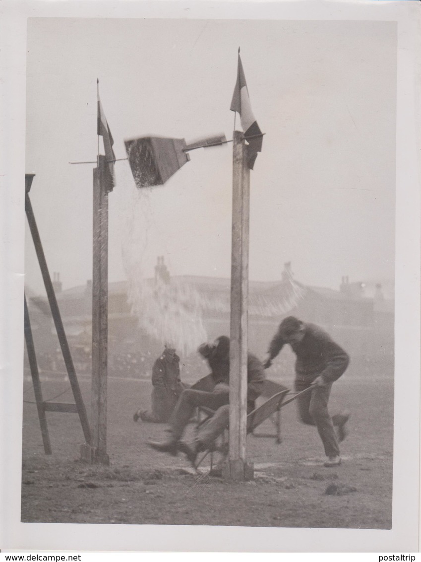 TILTING THE BUCKET ST PATRICK DAY IRISH GUARDS SPORTS WARLEY  BARRACKS  21*16 CM Fonds Victor FORBIN 1864-1947 - Unclassified