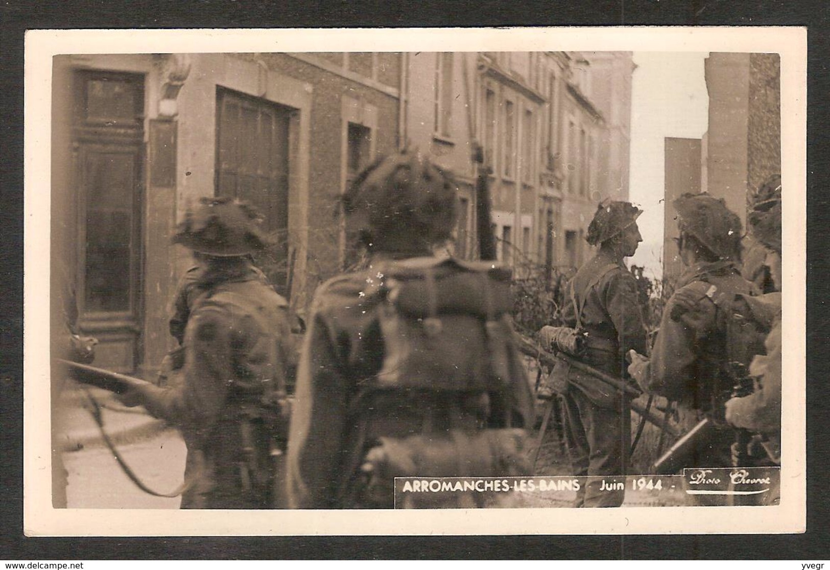 - ARROMANCHES-les-Bains (calvados) Groupe De Soldats Dans La Ville En Tenue De Combat - Arromanches