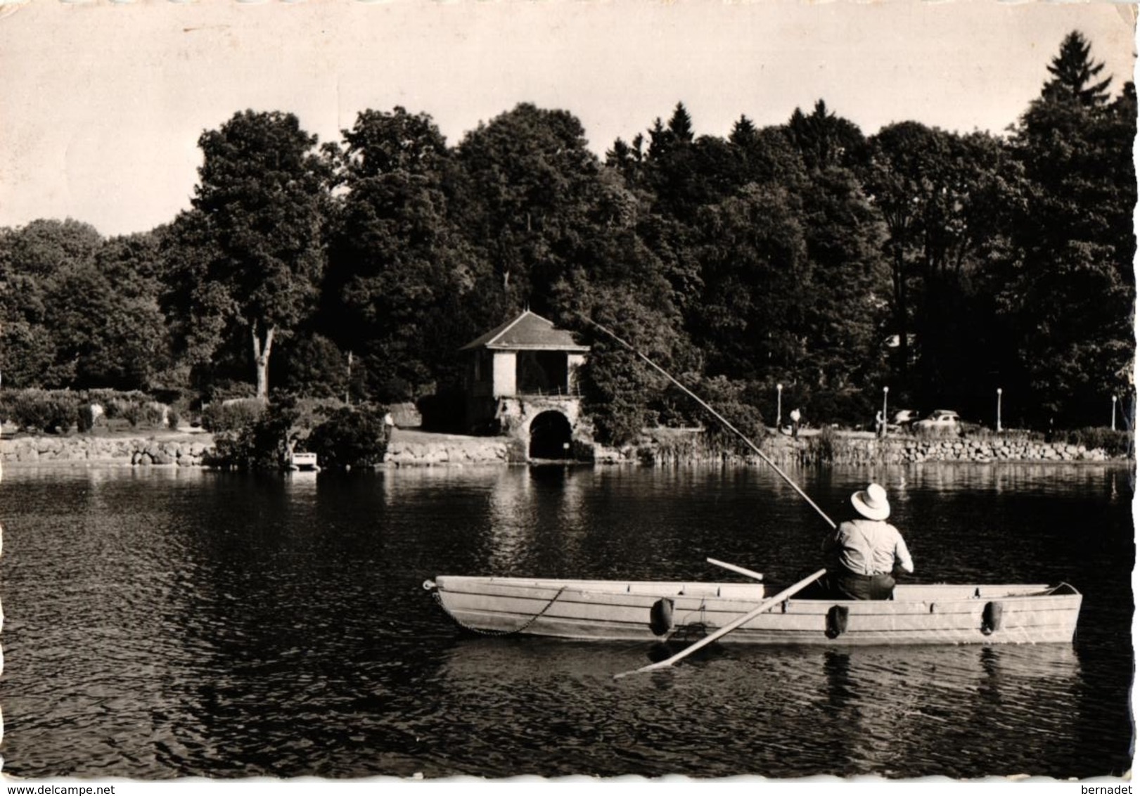 88 .. GERARDMER .. PECHEUR AU BORD DU LAC .. 1957 .. BARQUE .. GAULE - Gerardmer