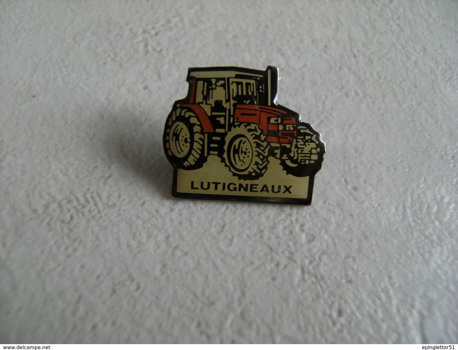 Pin's Tracteur Agricole Concessionnaire Occasions  LATIGNEAUX SAINS RICHAUMONT Agriculture Machinisme Agri, époxy. - Other & Unclassified