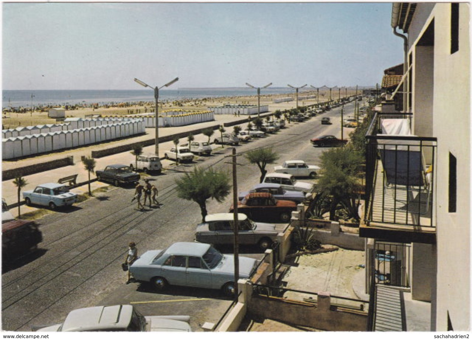 11. Gf. PORT-LA-NOUVELLE. Le Boulevard Front De Mer, Les Cabanons Et Sa Très Belle Plage De Sable Fin. 25673 - Port La Nouvelle