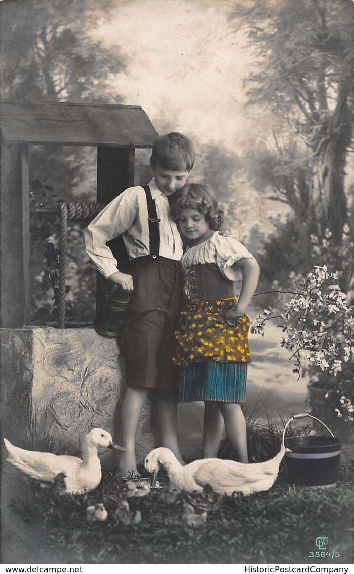 YOUNG BOY & GIRL WATCH DUCKS AND DUCKLINGS 1919 PHOTO POSTCARD 40803 - Sonstige & Ohne Zuordnung