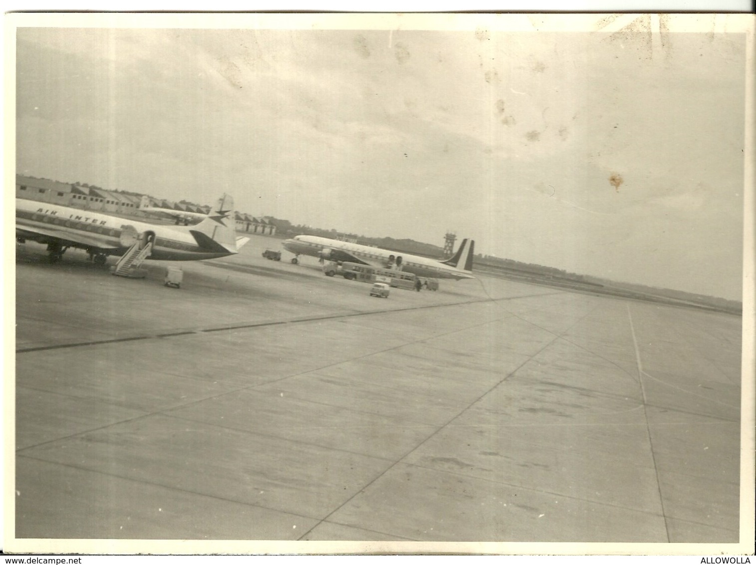 4011 "DC 6 DUGLAS -ALITALIA E UN VICKERS VISCOUNT 724 IN AEROPORTO" FOTO ORIG. - Aviazione