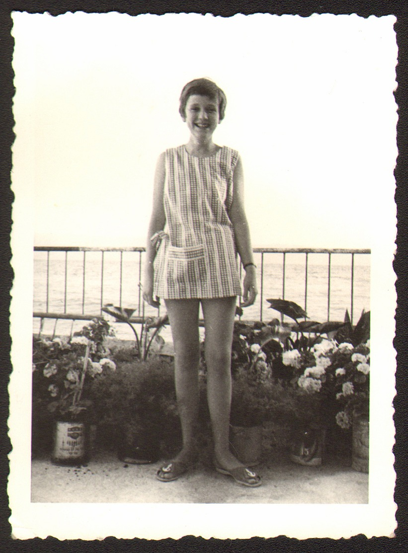 Child Cute Girl On Terrace  Old Photo 6x9 Cm #26041 - Personnes Anonymes