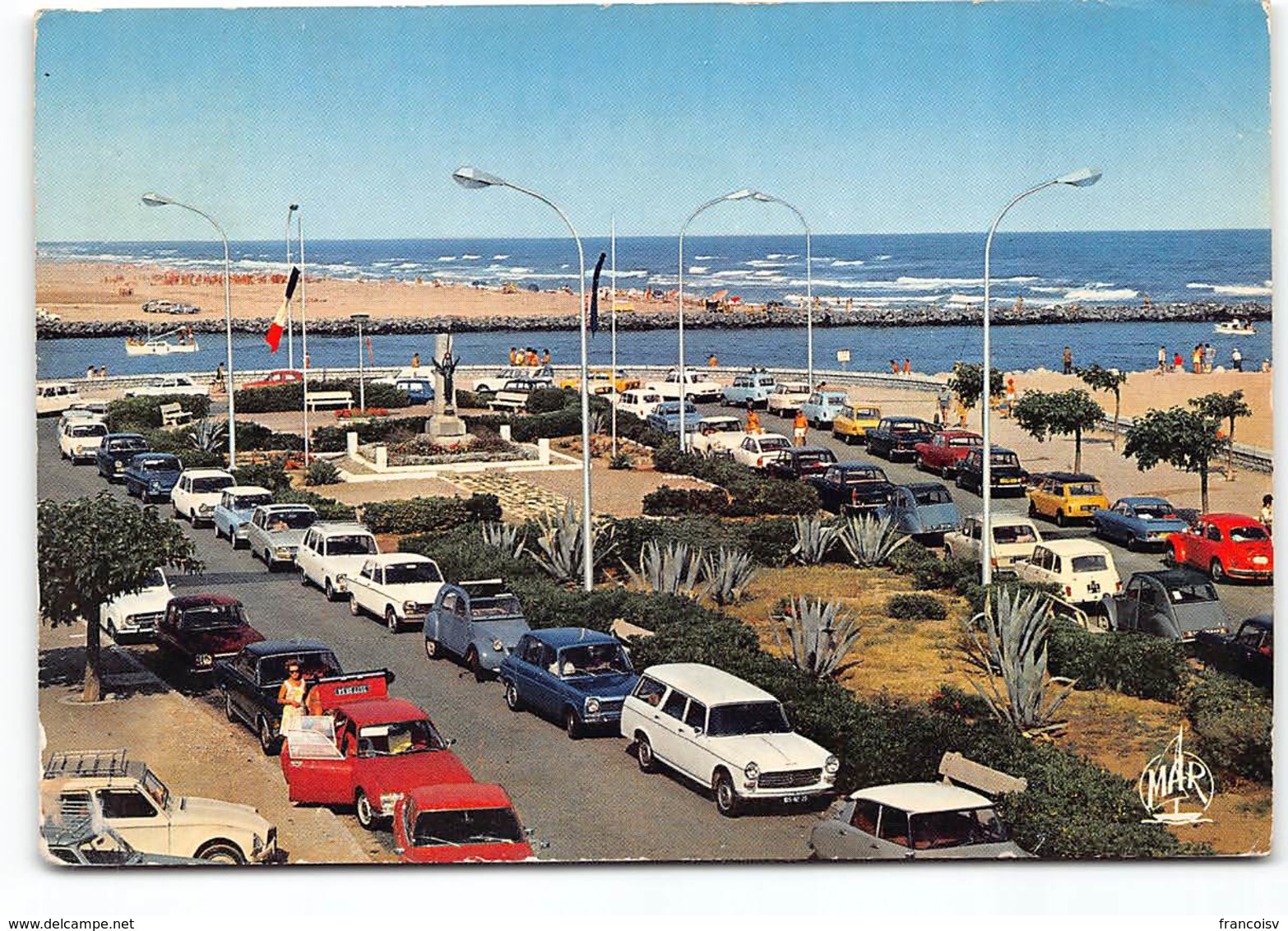 VALRAS PLAGE . LES JARDINS DU PORT.  Voitures. Autos. Peugeot 504 Break 304 Citroen 2CV Dyane GS VW COX... - Altri & Non Classificati