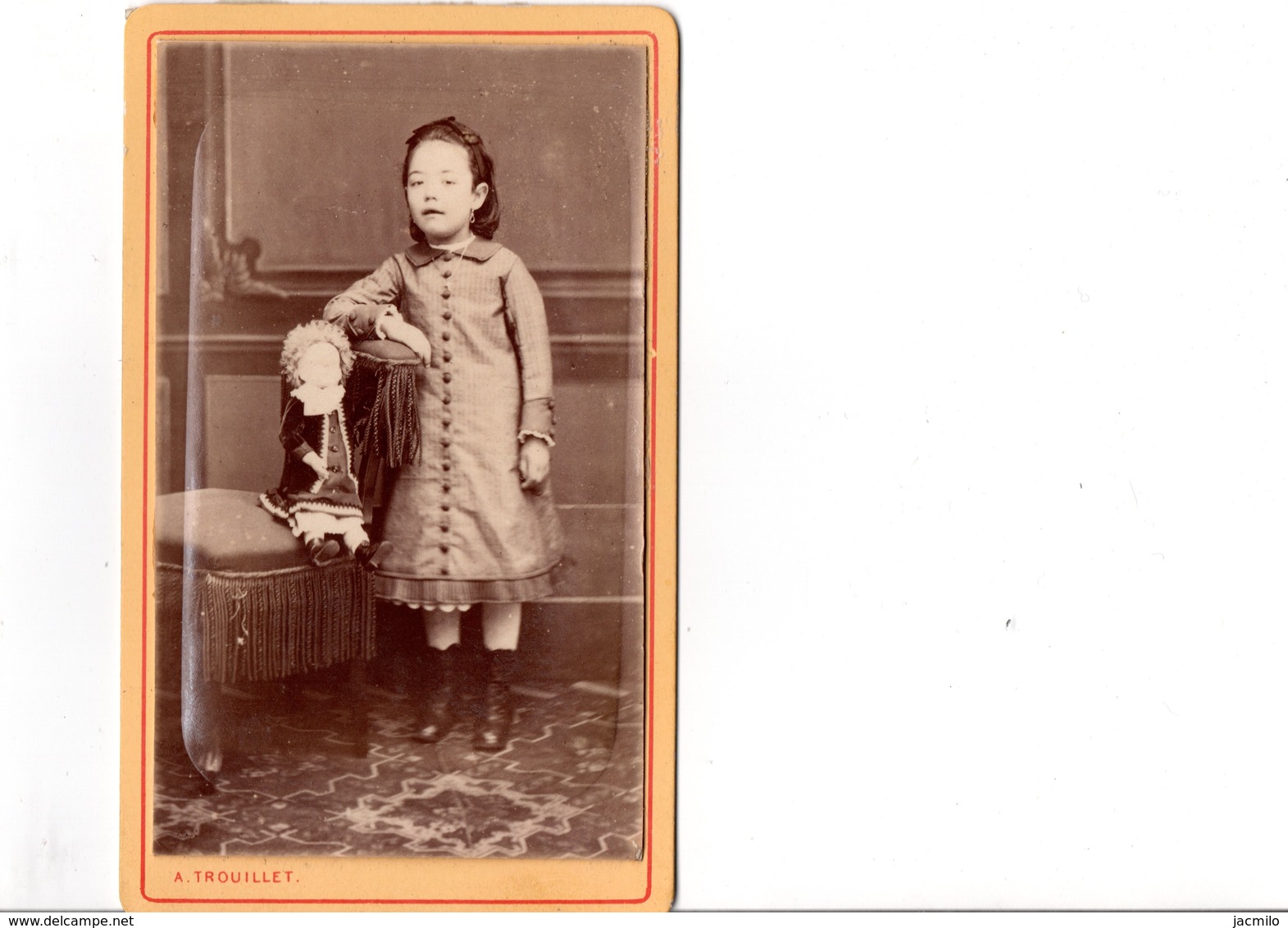 CDV. Petite Fille Avec Sa Poupée. PHOTO A. TROUILLET. En Parfait état. Voir SCAN Recto-verso. - Anciennes (Av. 1900)