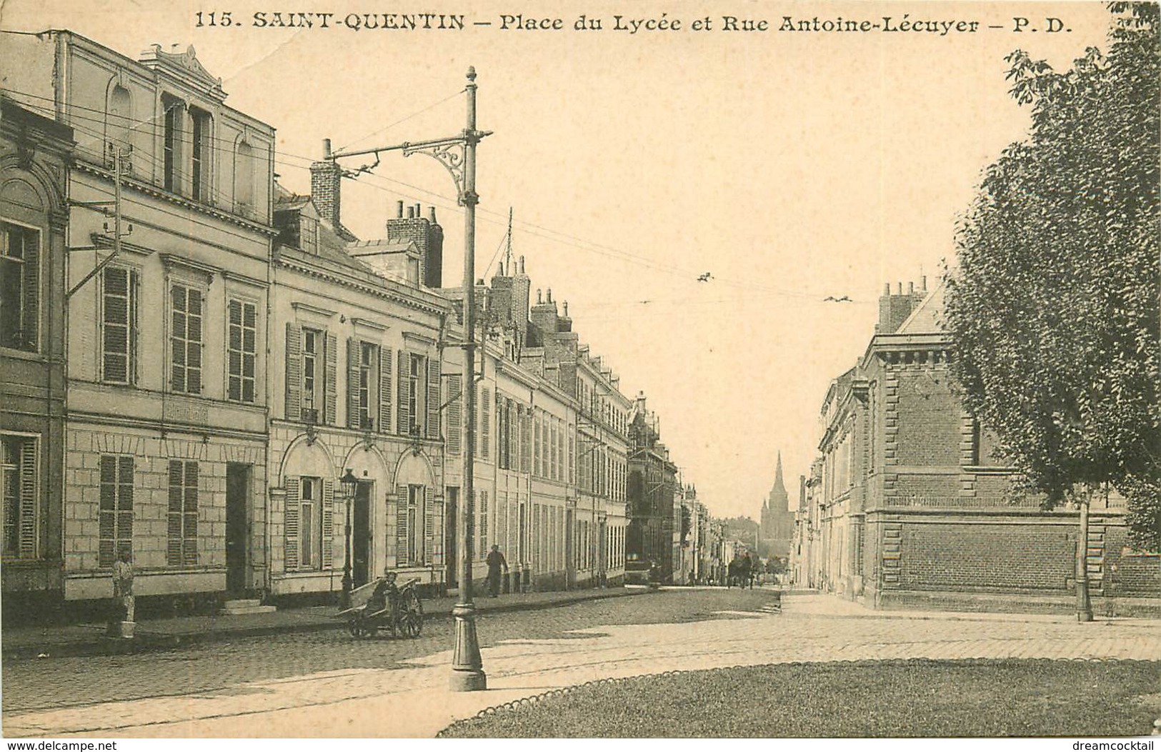 WW 2 Cpa 02 SAINT-QUENTIN. Place Du Lycée Rue Antoine Lécuyer Et Tramway Place De Mulhouse - Saint Quentin