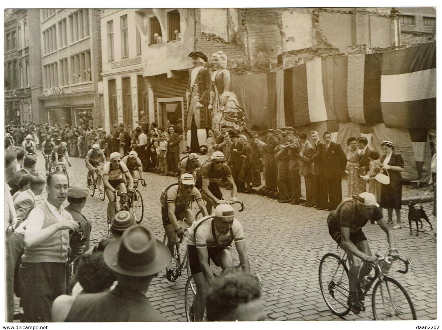 ORIGINELE PERSFOTO - De Reuzen Van Leuven Bij Een Wielerwedstrijd - Leuven