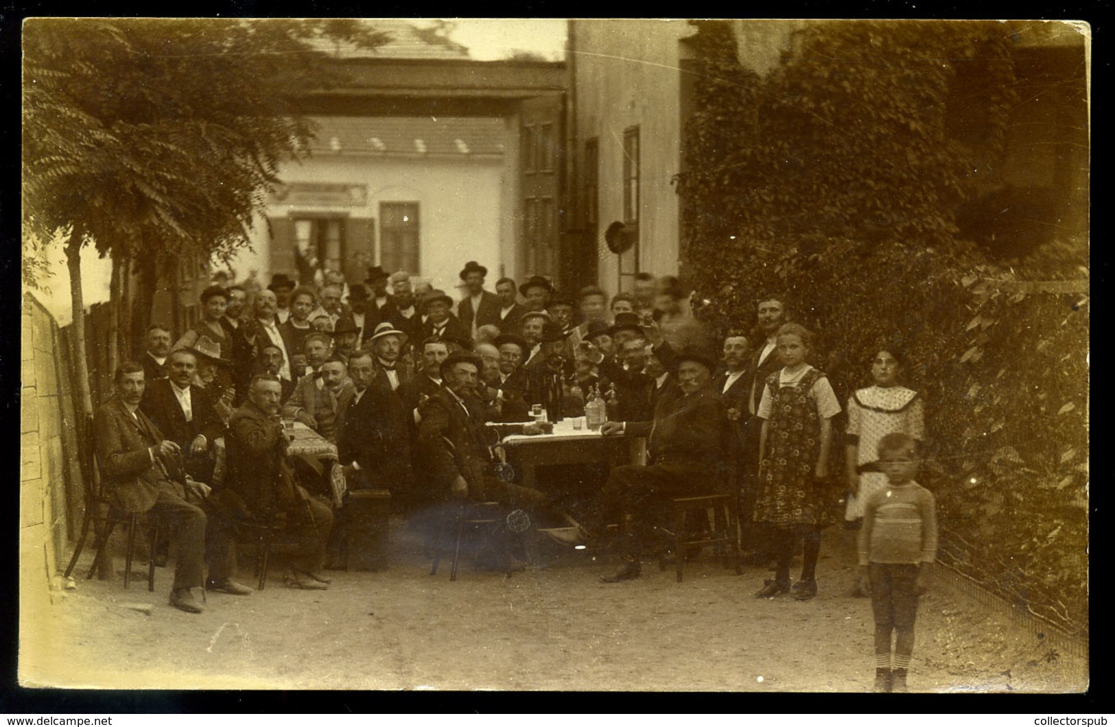 APOSTAG 1912. Mulatozók A Vendéglő Előtt, érdekes, Egyedi Fotó, Képeslap - Hongarije