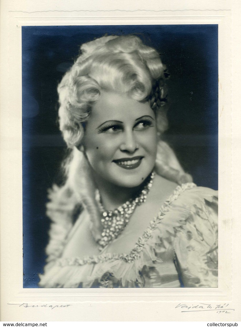 1940-42. Raffay Erzsébet énekesnő 10 db nagy alakú művész fotó (képméret :25*20 cm)  /  Erzsébet Raffay singer 10 big ar