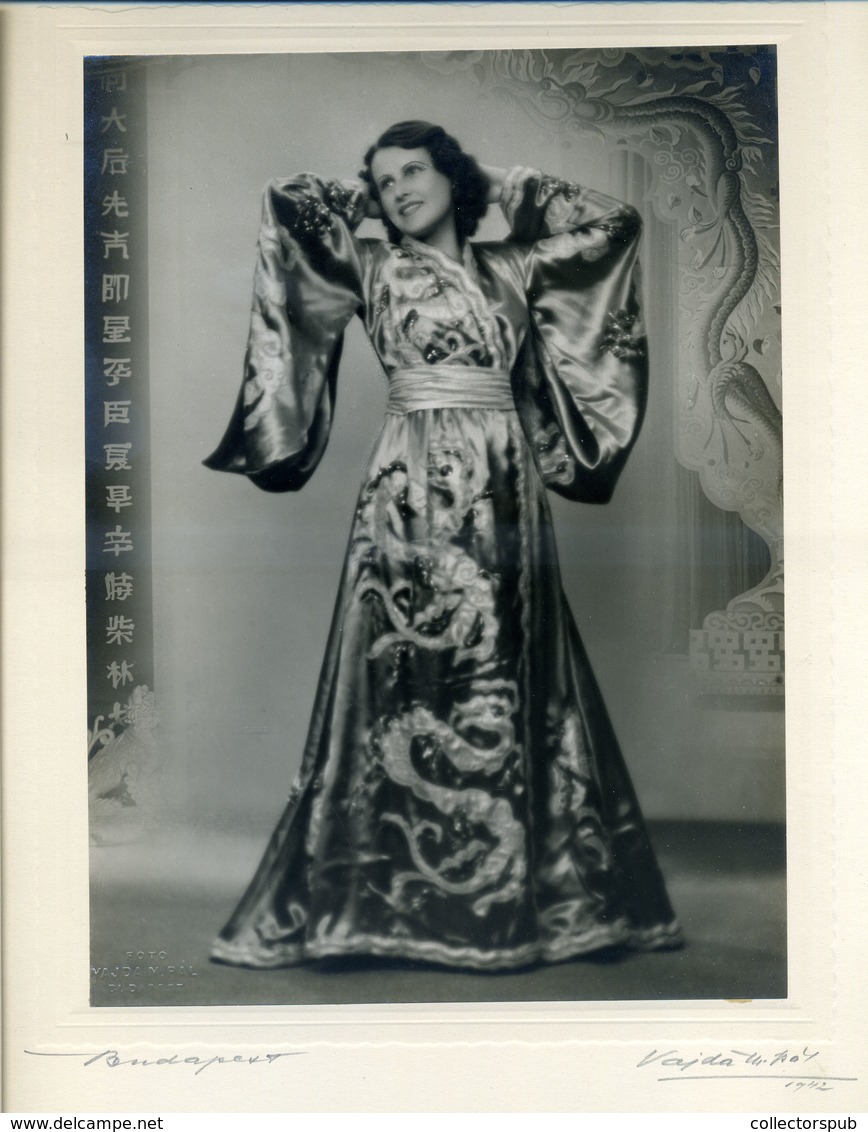 1940-42. Raffay Erzsébet énekesnő 10 db nagy alakú művész fotó (képméret :25*20 cm)  /  Erzsébet Raffay singer 10 big ar