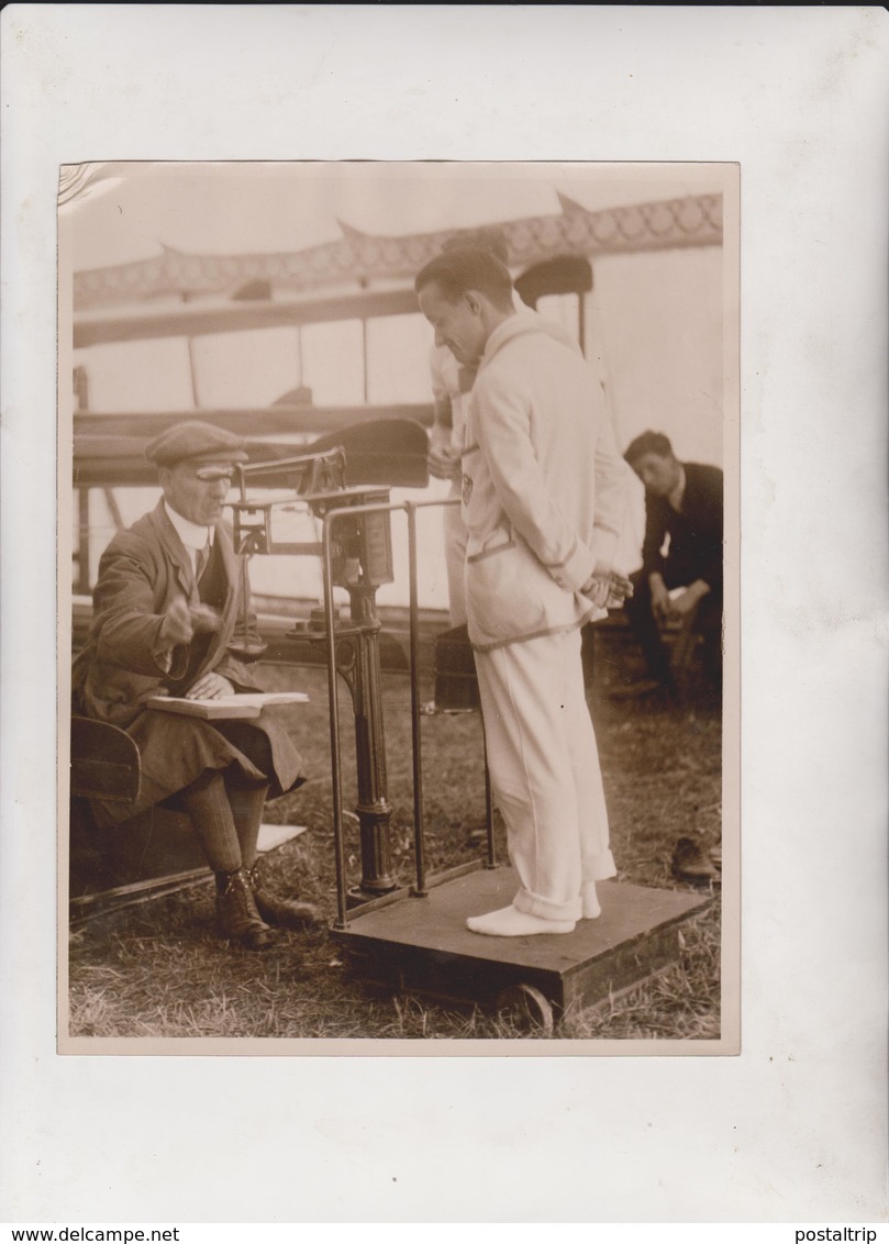 WEIGHING IN AT HENLEY GREAT LITTLE MAN OF PEMBROKE COLLEGE OXFORD  21*16CM Fonds Victor FORBIN 1864-1947 - Deportes