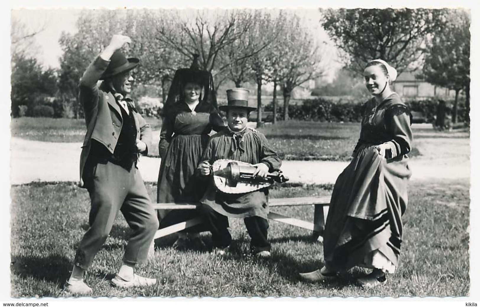 CPSM Dentelée  9 X 14 Costume Folklorique BRESSE (1) Le Branle Carré  Danse Vielle Groupe Folklorique Du Pays De Bresse - Vestuarios