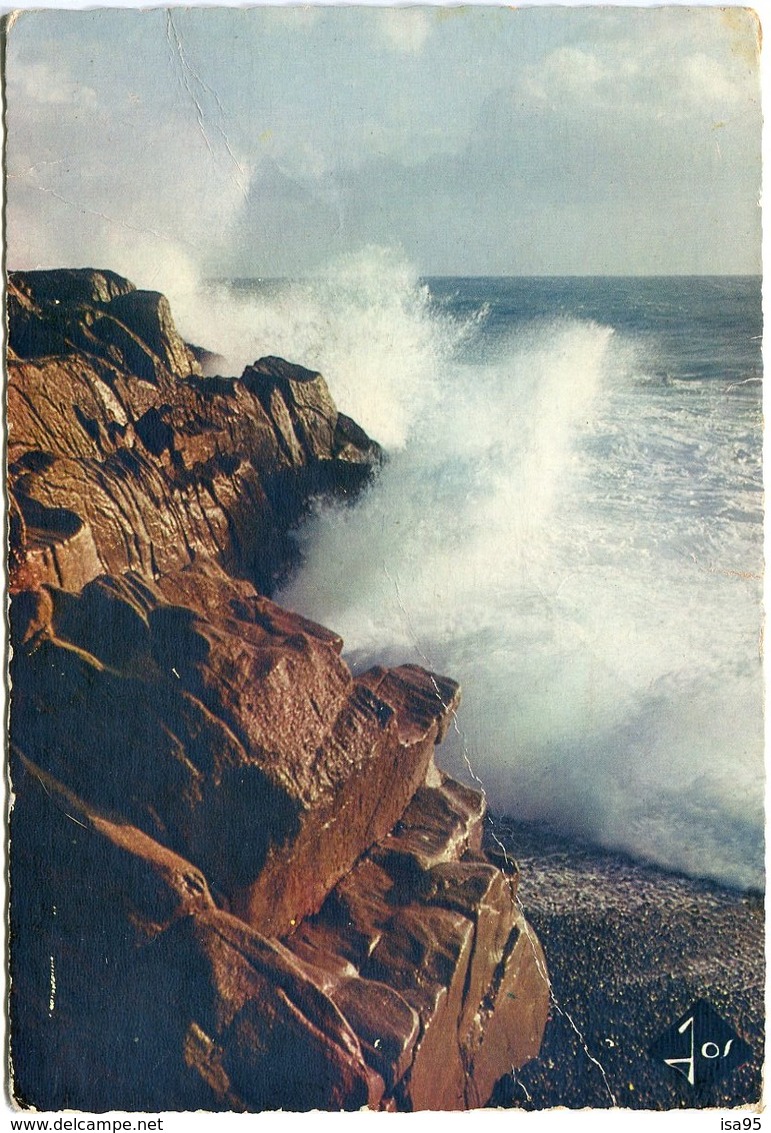 Carte Postale 29-FINISTÉRE Vague Déferlant Sur La Côte Bretonne - Audierne