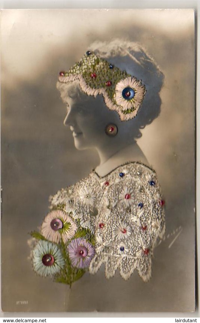 MAGNIFIQUE ET RARE CARTE BRODÉE AVEC PERLES CORSAGE EN RELIEF - Brodées