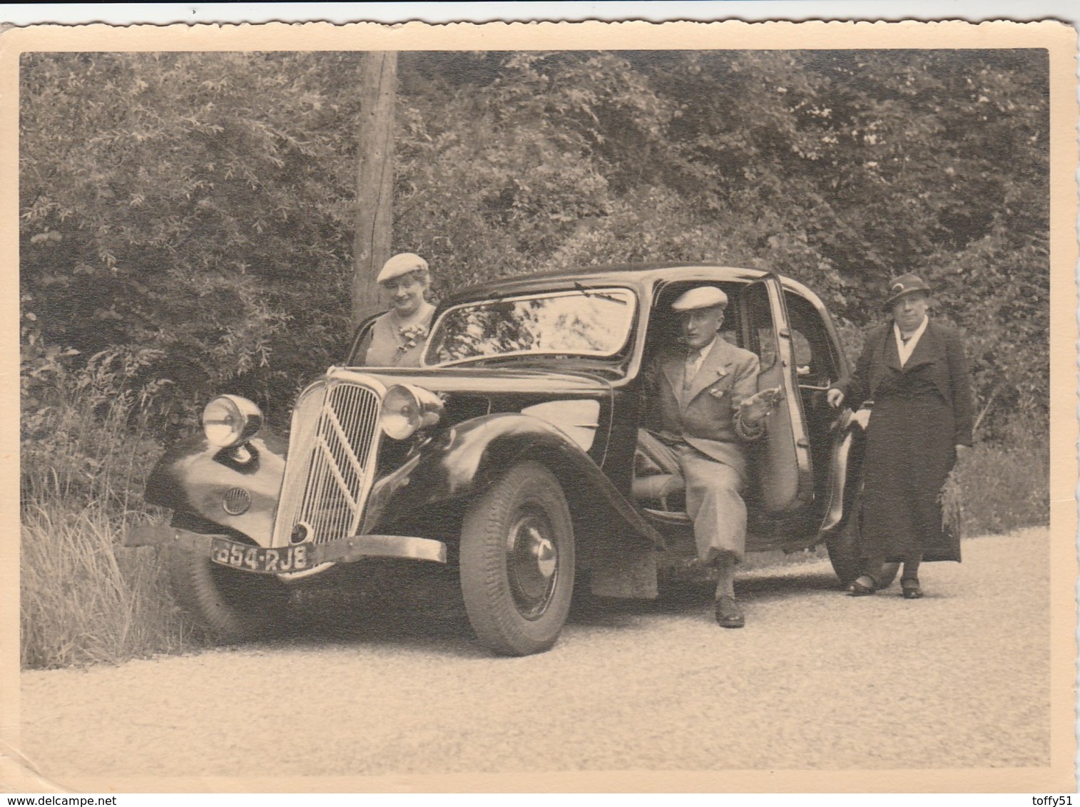 PHOTO (17x12.5cm) DEUX FEMMES ET UN HOMME SUPERBE VOITURE TRACTION IMMATRICULÉE 654-RJ8 - Automobiles