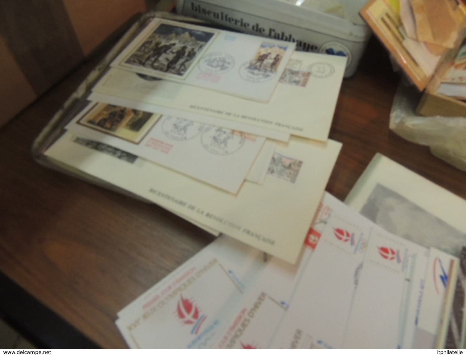 AFFAIRE  GROS CARTON DIRECT DU COLLECTIONNEUR  A EXAMINER UN PEU DE TOUT  TIMBRES CARTES  DIVERS VOIR PHOTOS