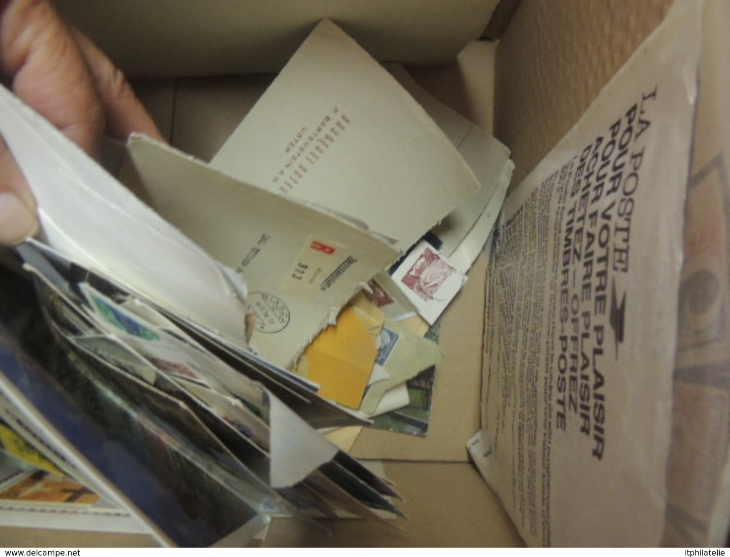 AFFAIRE  GROS CARTON DIRECT DU COLLECTIONNEUR  A EXAMINER UN PEU DE TOUT  TIMBRES CARTES  DIVERS VOIR PHOTOS