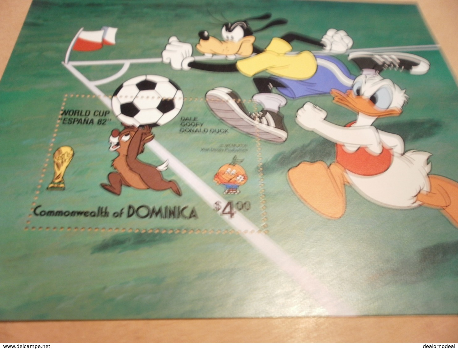Miniature Sheet Football World Cup Spain 1982 Daffy Duck And Goofy - Dominica (1978-...)