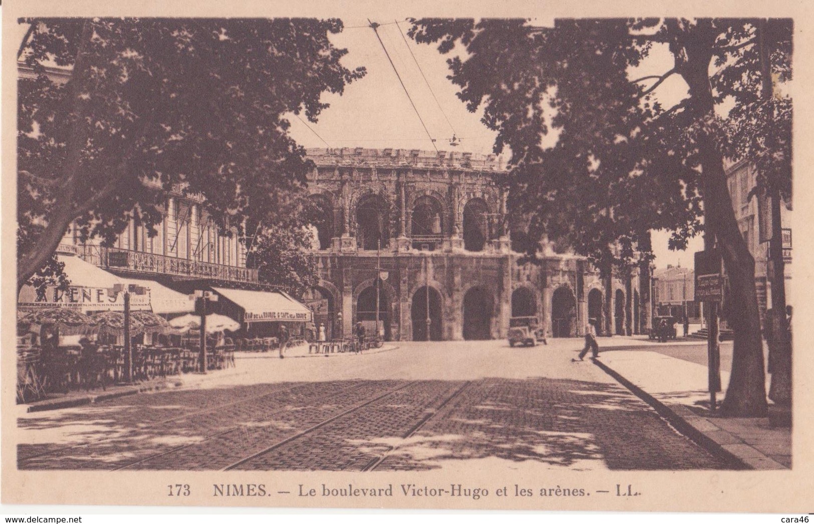CPA -  173. NIMES Le Boulevard Victor Hugo Et Les Arènes - Nîmes