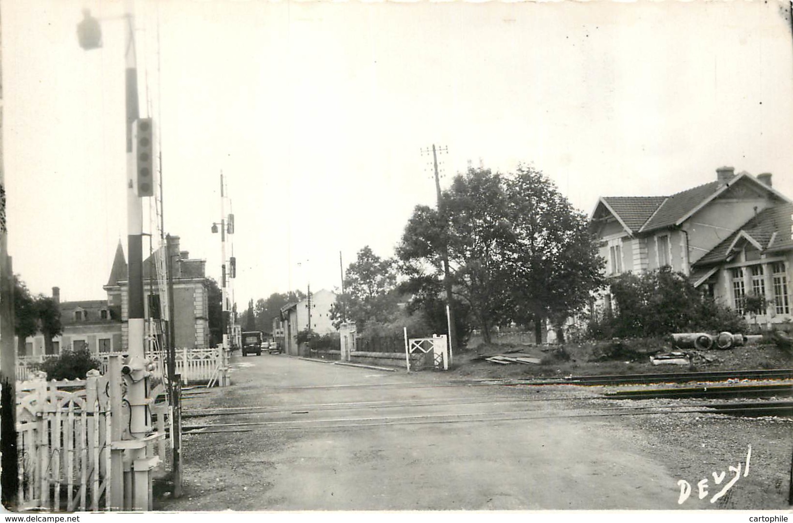 17 - BUSSAC FORET - Avenue De La Gare - Passage à Niveau - Autres & Non Classés