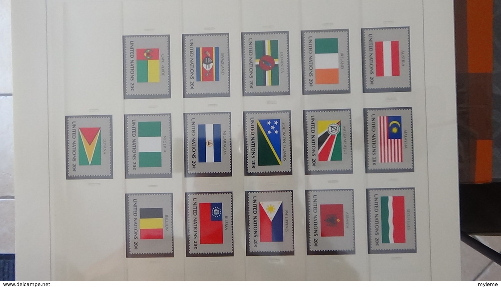 Grosse collection Nations Unies en SAFE avec étui série drapeaux en blocs et timbres ** complet.. A saisir !!!