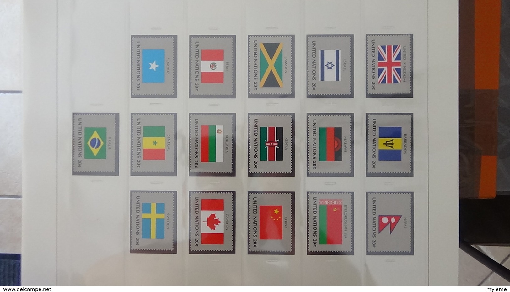 Grosse collection Nations Unies en SAFE avec étui série drapeaux en blocs et timbres ** complet.. A saisir !!!