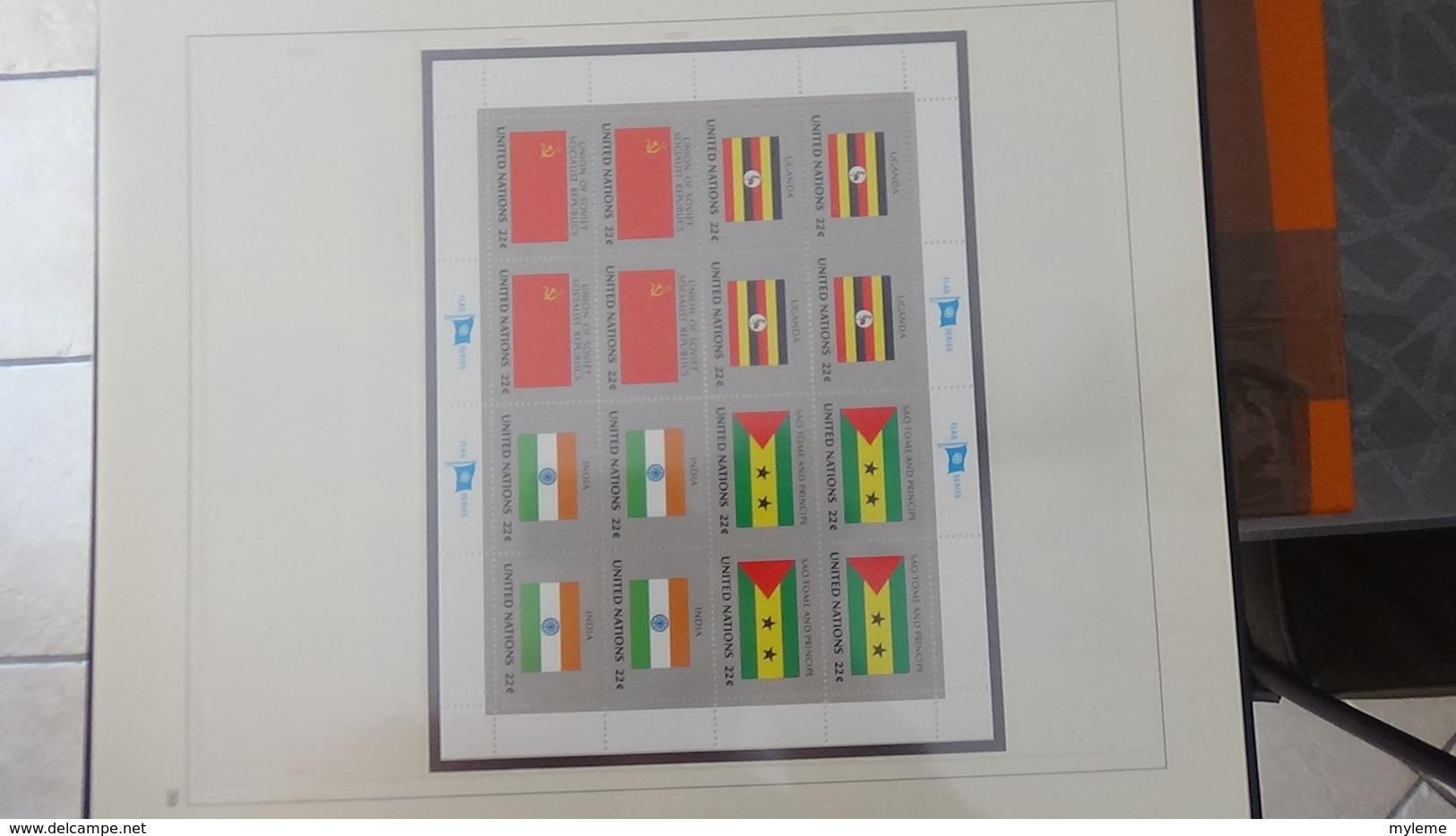 Grosse collection Nations Unies en SAFE avec étui série drapeaux en blocs et timbres ** complet.. A saisir !!!