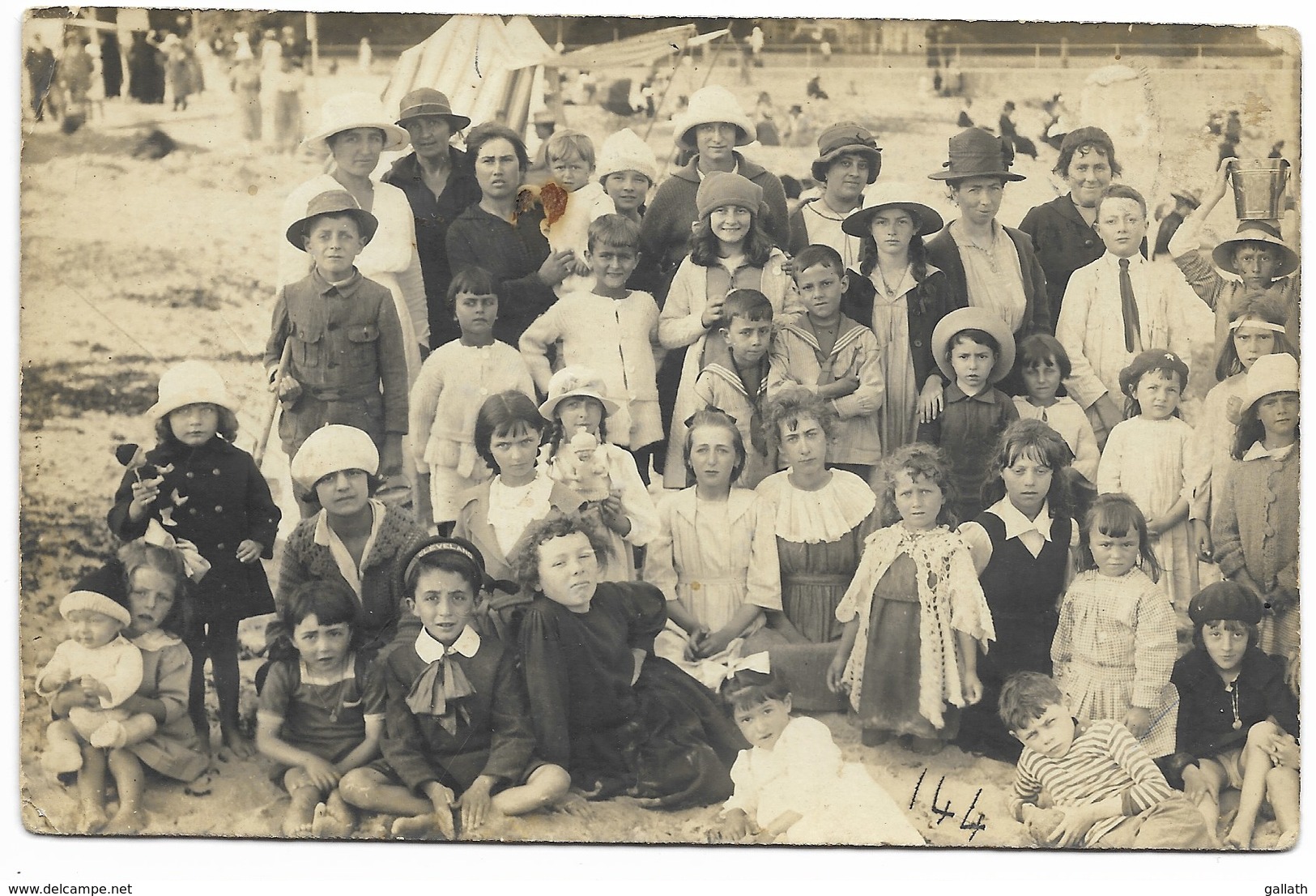 44-LE POULIGUEN-CARTE PHOTO-La Plage, Groupe...1919  Animé  (coin Pli) - Le Pouliguen