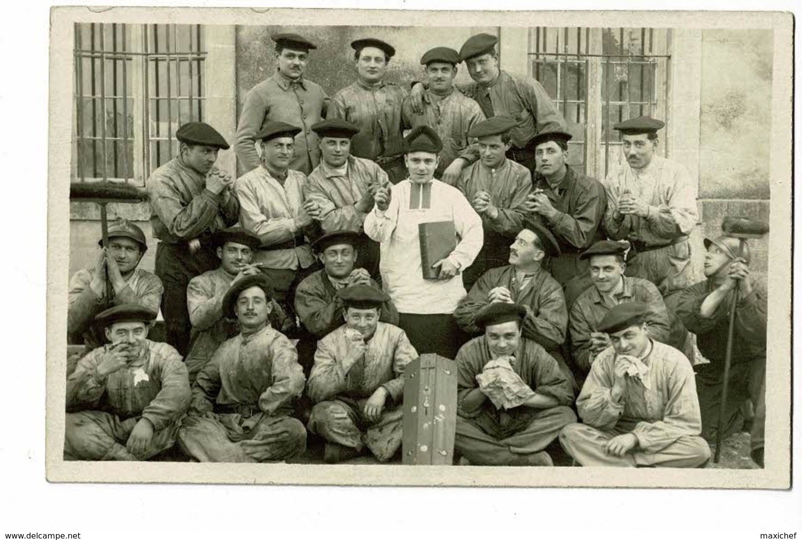 Carte Photo - Groupe Chasseurs Alpins Fêtant Le Père Cent (cercueil, Prêtre, Prières & Pleurs) Photo Louis, Valence - Régiments