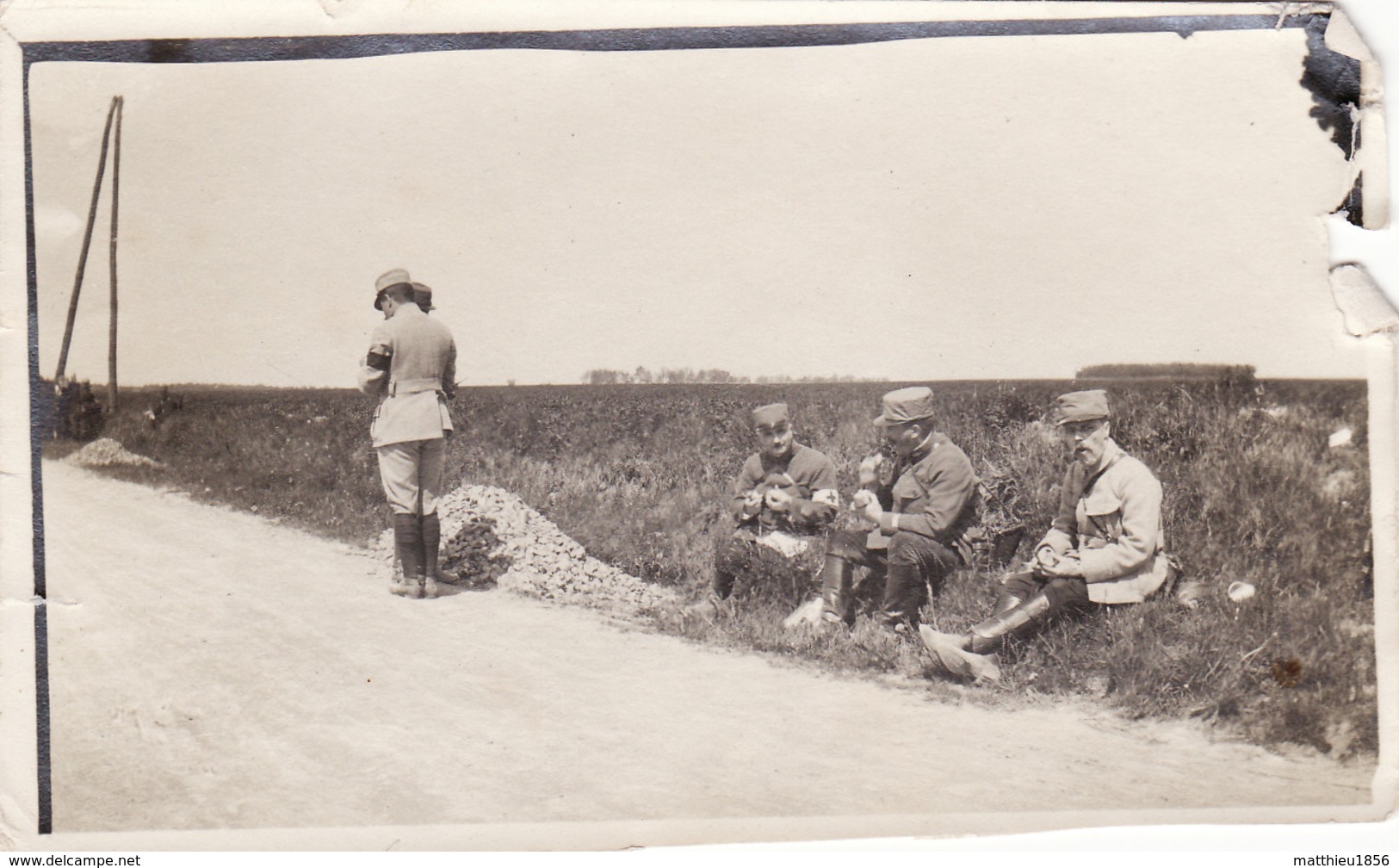 Photo Mai 1915 Sur La Route De Compiègnes à Pissy, Soldats (A211, Ww1, Wk 1) - Guerre 1914-18