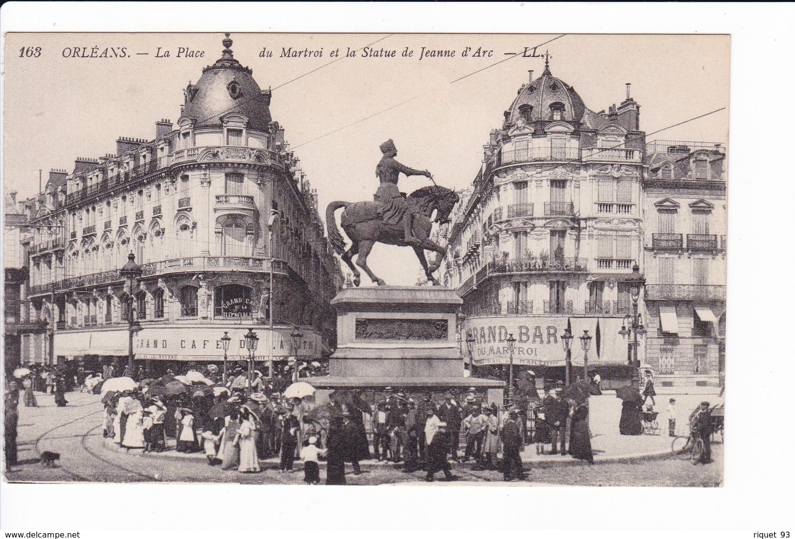 163 - ORLEANS - La Place Du Martroi Et La Statue De Jeanne D'Arc - Orleans