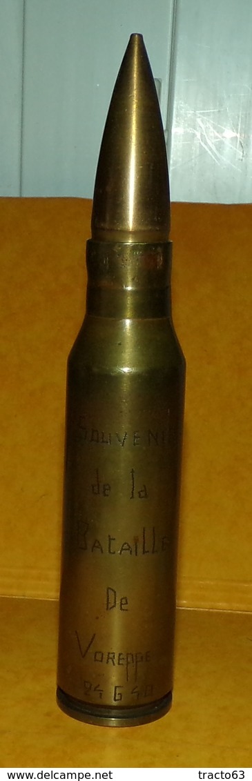 OBUS NEUTRALISE DE 25 MM ANTI-CHAR Mle 34, AVEC GRAVURE : SOUVENIR DE LA BATAILLE DE VOREPPE 24-6-40 , PERIODE DEUXIEME - Sammlerwaffen