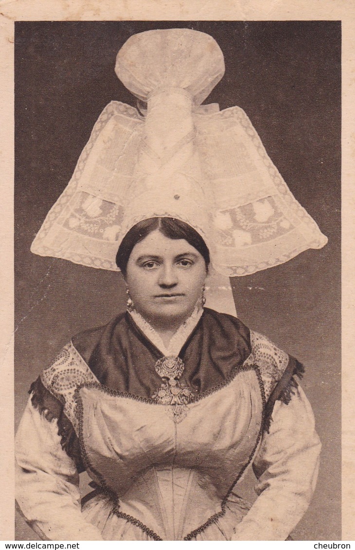 50. AVRANCHES. CPA . FEMME ET COIFFE DITE " PAPILLON D'AVRANCHES ". - Avranches