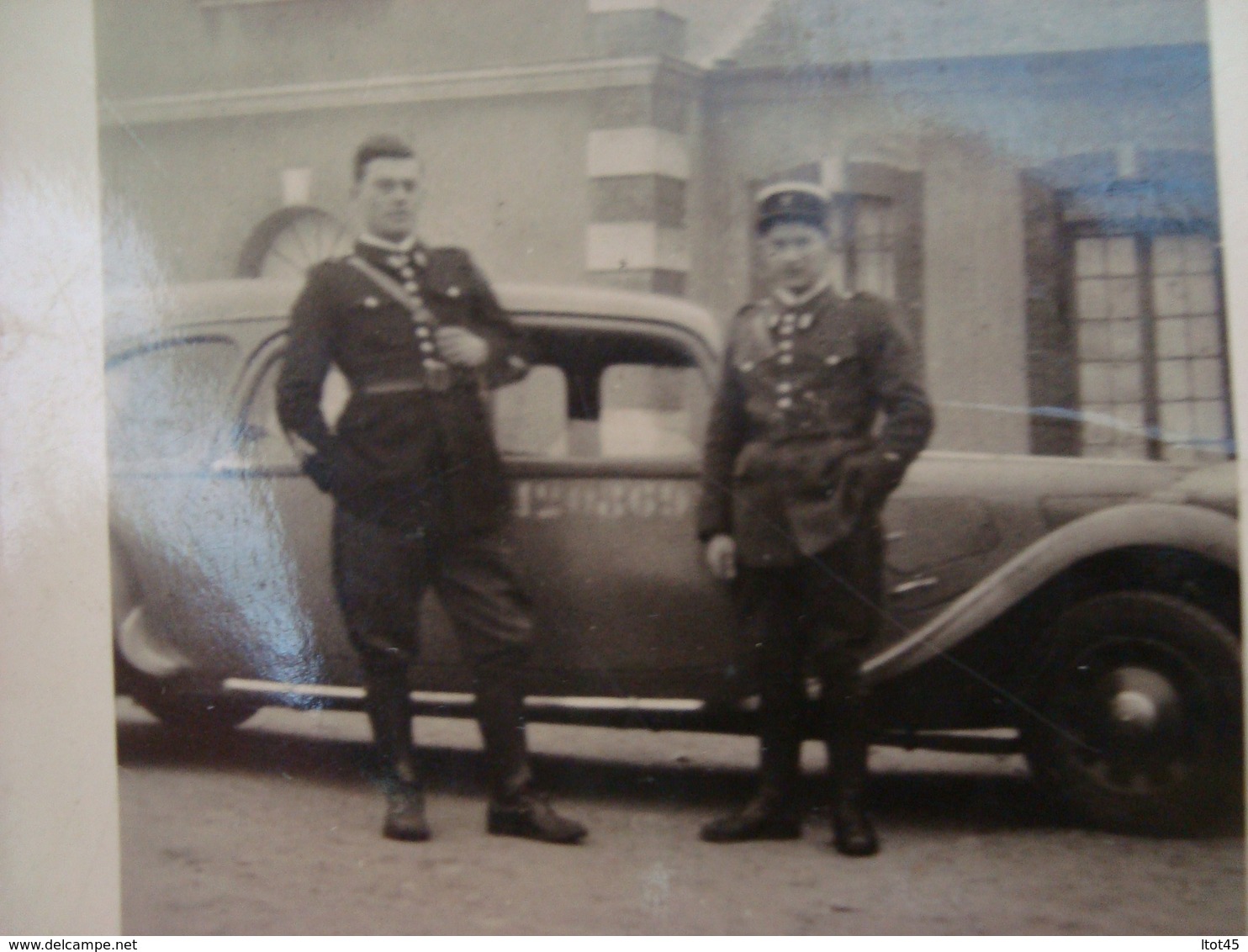 PHOTO GENDARMES AVEC UNE VOITURE A DEFINIR - Auto's