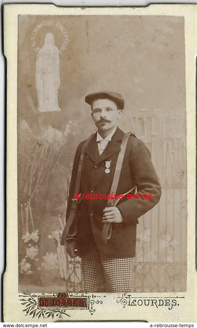 CDV LOURDES-un Homme Médaillé Pose Dans La Grotte Devant La Vierge-photo Torres Pont Vieux - Anciennes (Av. 1900)