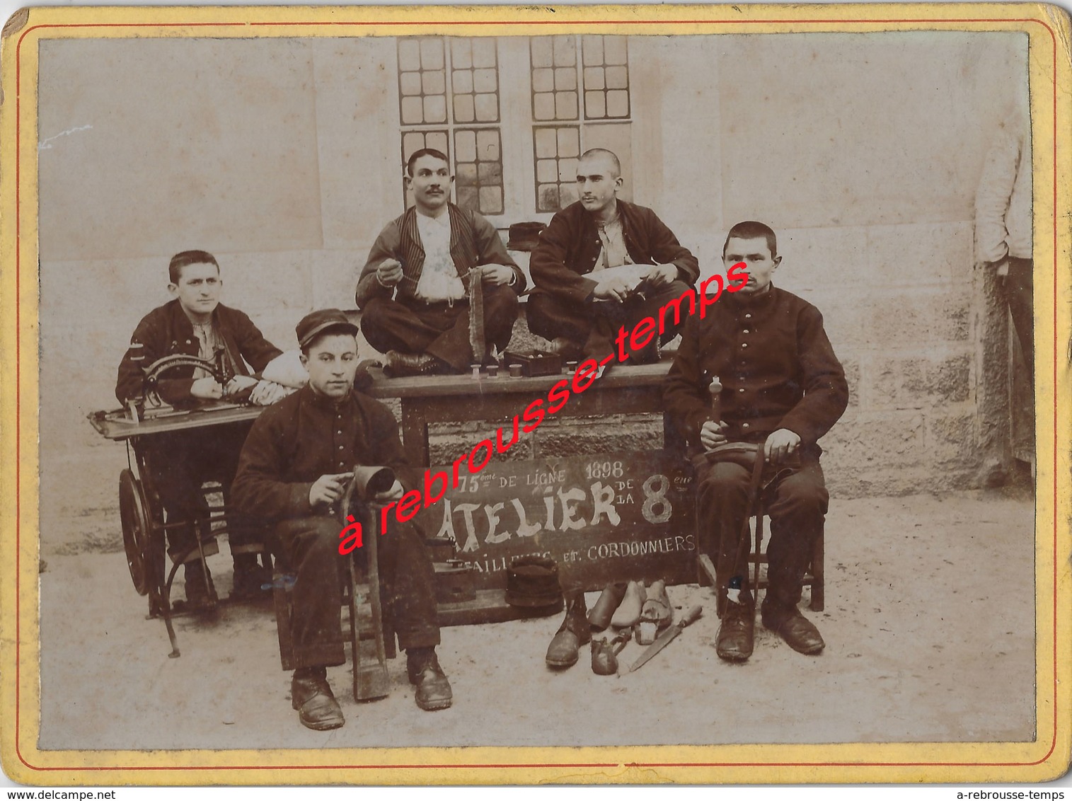 A Voir- Photo Cartonnée 1898-Atelier De La 8e -75e De Ligne- Tailleurs Et Cordonniers- Outils  Format 13x18cm - Guerre, Militaire