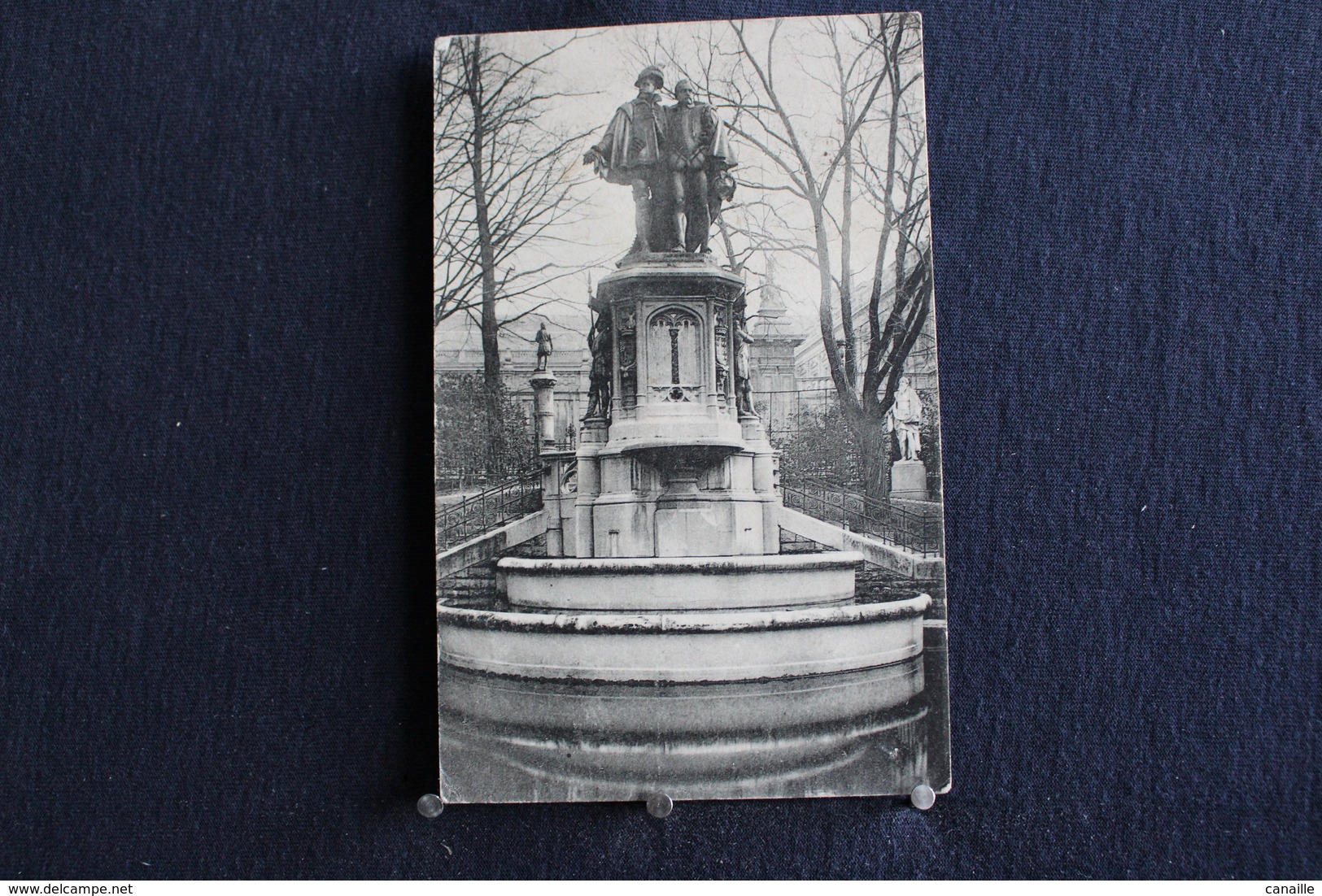 F-149 / Bruxelles - Square Du Petit Sablon - Statue Des Comtes D'Egmont Et De Horne /  Circulé 19 ? - Squares