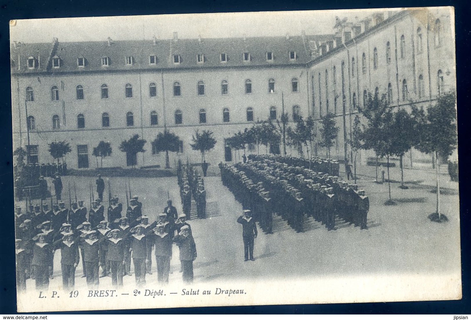 Cpa Du 29  Brest 2è Dépôt Salut Au Drapeau    JM15 - Brest