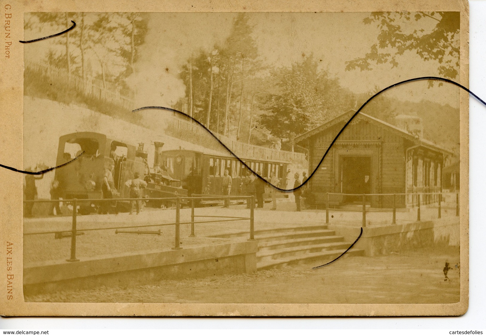 PHOTO ANIMÉE , Cliché. D73. AIX LES BAINS . TRAIN . GARE DU REVARD .CHEMIN DE FER A CRÉMAILLÈRE DU MONT REVARD - Lieux