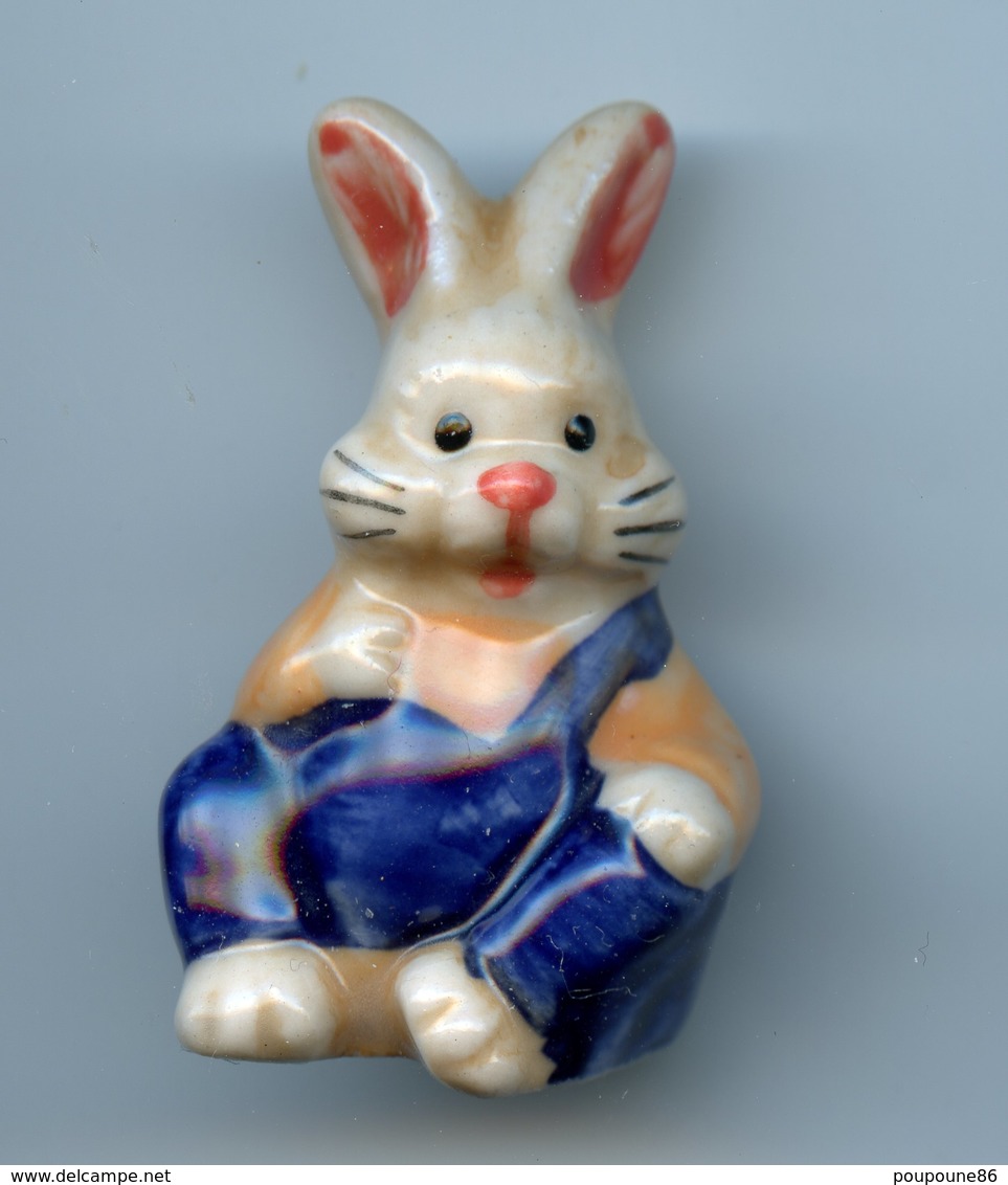 FEVE  - FEVES - "ANIMAUX MAIFRUICO" (TROU DESSOUS) - LAPIN ASSIS, SALOPETTE BLEUE MARINE - Animali