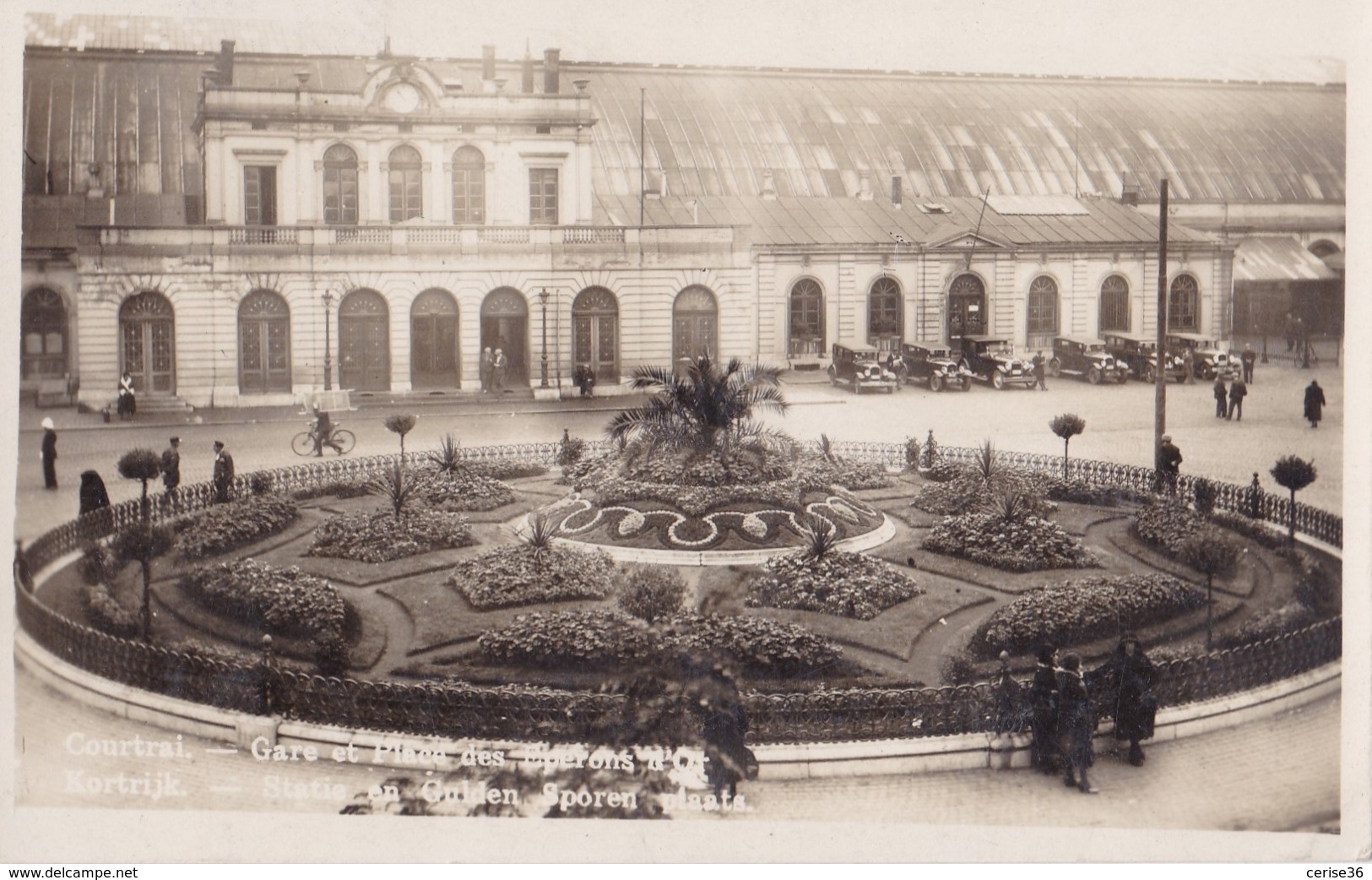 Photo Carte De Courtrai Gare Et Place Des Eperons D'Or Circulée En 1934 Avec Taxe Voir Verso - Kortrijk