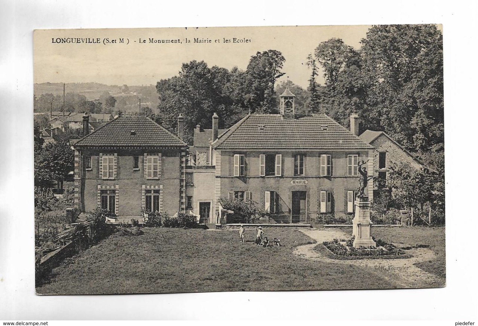 77 -  LONGUEVILLE ( S.-et-M. ) - Le Monument, La Mairie Et Les Ecoles - Autres & Non Classés