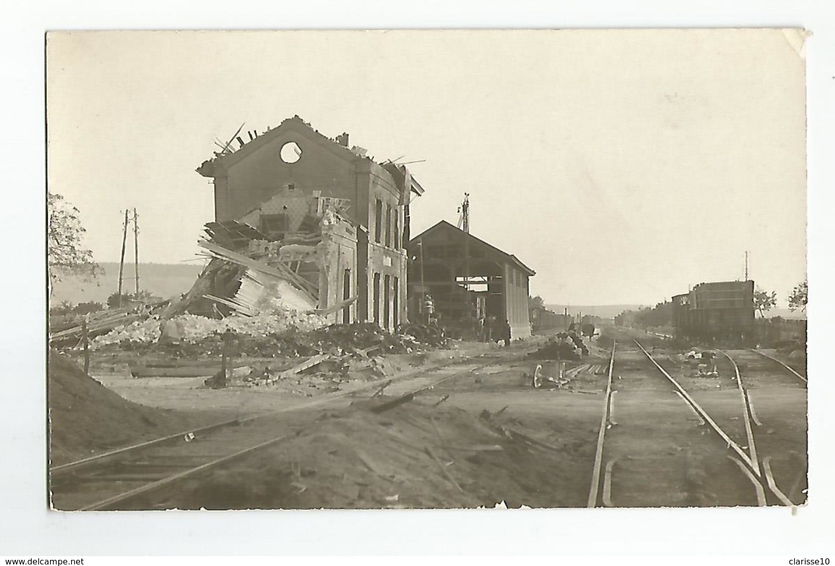 Guerre 14.18 Carte Photo Gare Bombardée A Identifier Animée Trains Personnage Essieux 3 Juin 1918 - Gares - Avec Trains