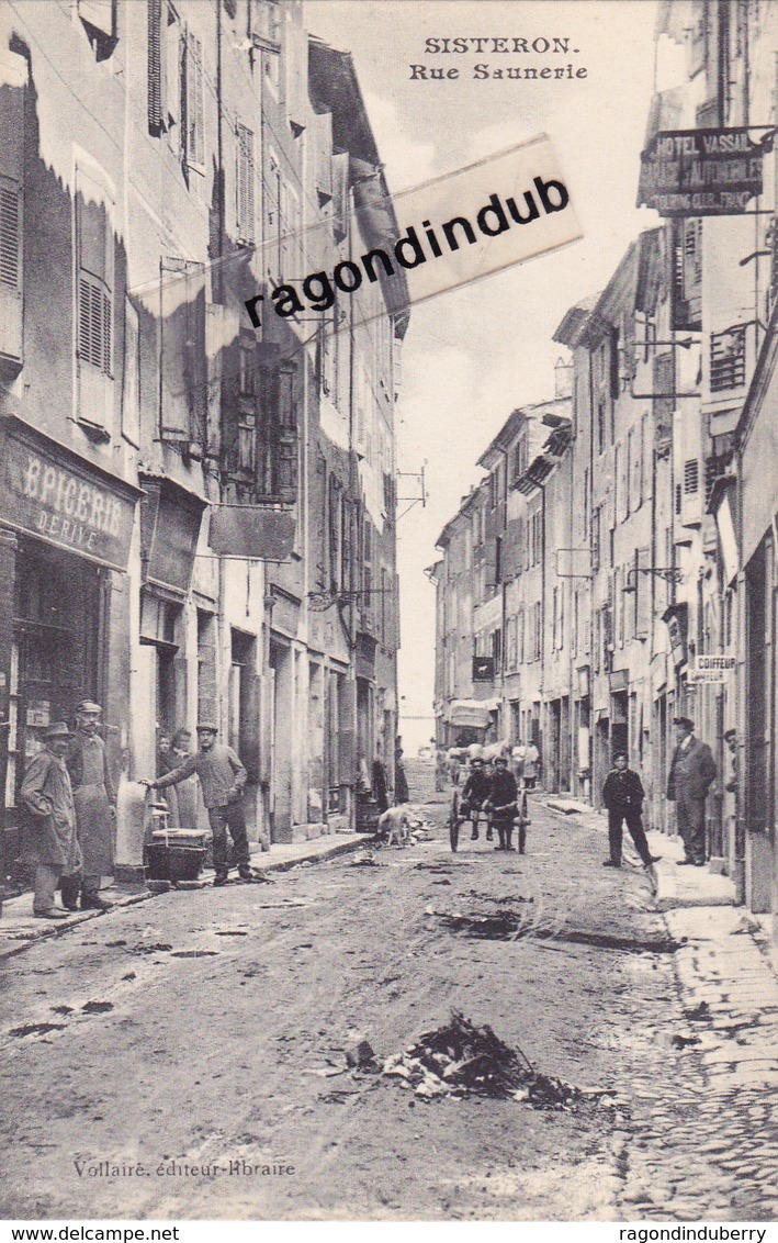 CPA - 04 - SISTERON (B.A.) - Rue Nationale, HOTEL VASSAUL, Epicerie DERIVE - Parfait état - Ves 1905 1910 - SUP - Sisteron