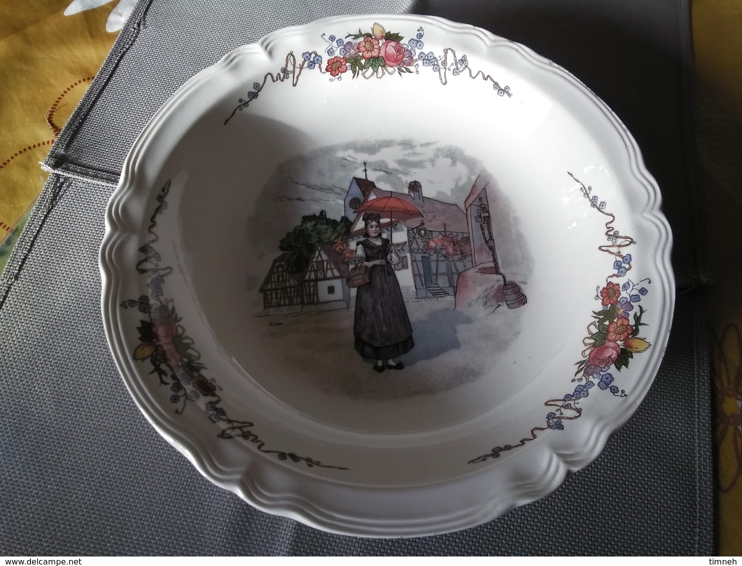 HENRI LOUX - SARREGUEMINES OBERNAI ALSACE - PLAT A LEGUMES ROND (30cmxH6cm) - ALSACIENNE AU VILLAGE - PARAPLUIE