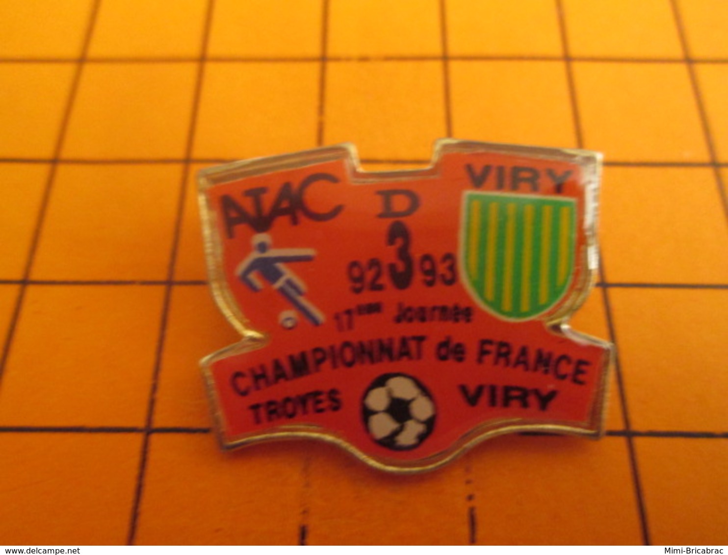 912b Pins Pin's / Rare & Belle Qualité  THEME SPORT / FOOTBALL 92-93 MATCH TROYES VIRY  CHAMPIONNAT DE FRANCE - Football