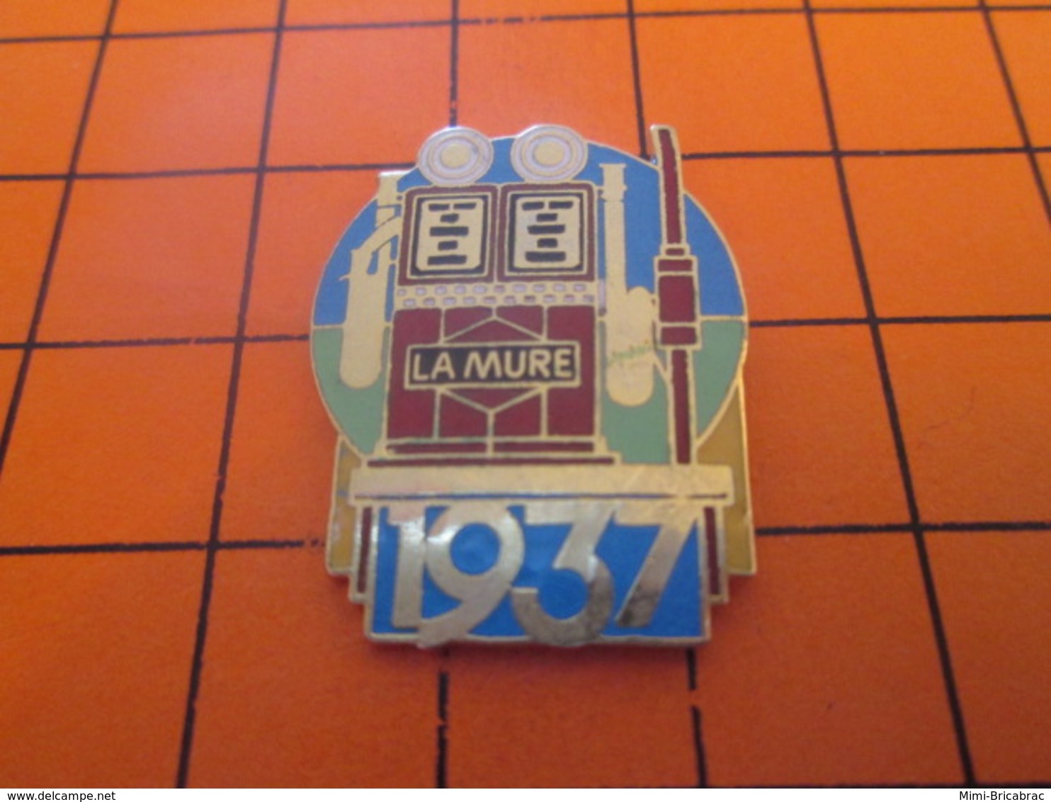 411b Pins Pin's / Rare & Belle Qualité  THEME CARBURANTS / POMPE A ESSENCE 1937 LA MURE Toujours La Mure Ah Que Coucou - Carburants