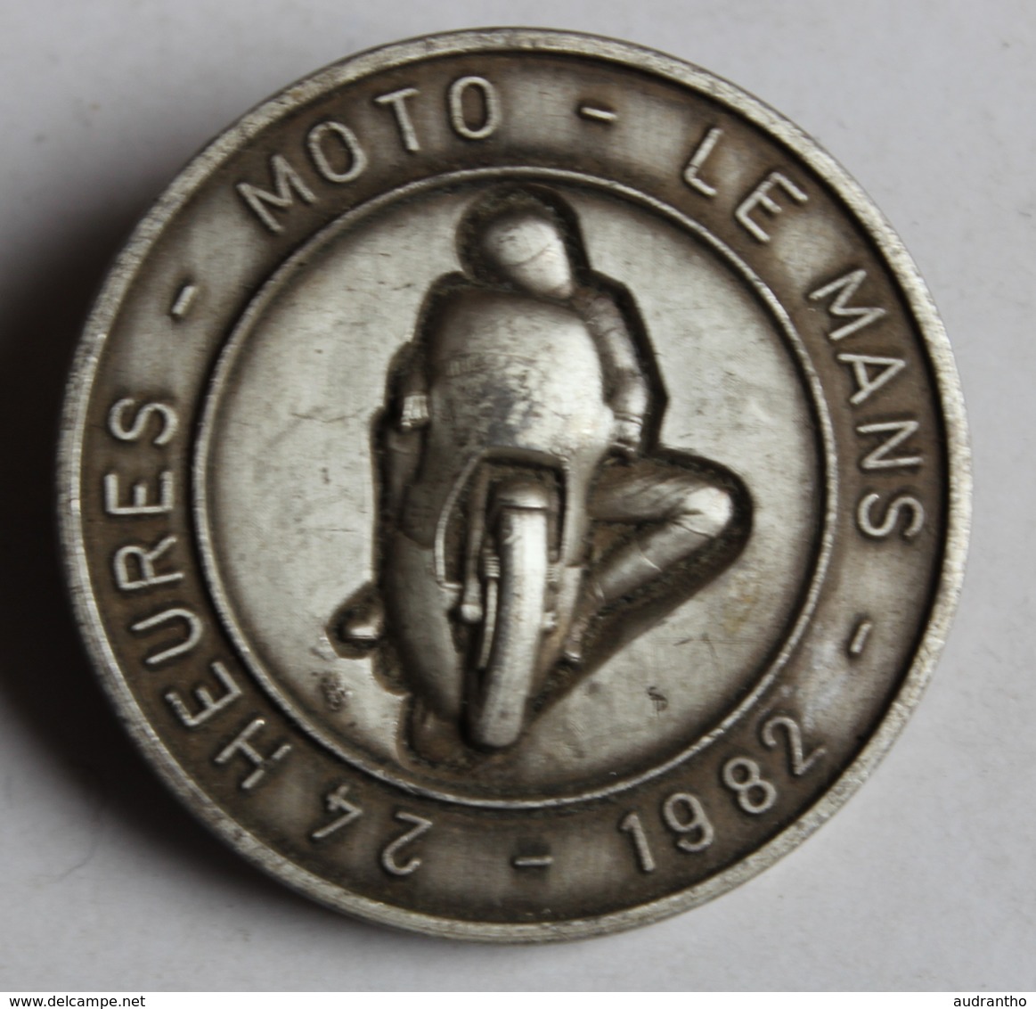 Broche Médaille Peu Courante Course Moto 24 Heures Du Mans 1982 - Motor Bikes